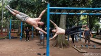 Ragil, salah satu anggota Greekstenics, menjelaskan bahwa gerakan dasar kalistenik meliputi push-up, squat, pull-up, dan dips. Setelah menguasai dasar, barulah para anggota mulai mencoba variasi gerakan yang lebih menantang seperti handstand, pistol squat, human flag, front & back lever, hingga leg raises.