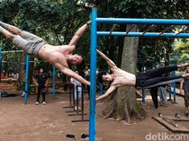 Bukan di Gym, Mereka Berotot di Taman Kota