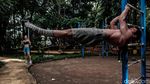 Bukan di Gym, Mereka Berotot di Taman Kota