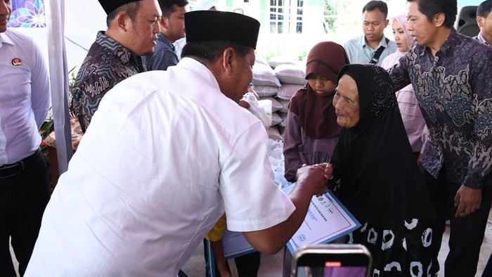 Bupati Majalengka Eman Suherman saat salurkan hasil infak dan sedekah kepada warga kurang mampu.