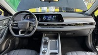 Di dalam kabin, interior Fulwin A8 mengusung gaya keluarga dengan layar ganda yang memberi nuansa canggih. Sistem infotainmennya sudah mendukung wireless Apple CarPlay dan Huawei HiCar, bikin koneksi ke smartphone praktis tanpa menggunakan kabel. Pabrikan juga membekalinya dengan setir model flat-bottom yang mutakhir. Foto: Doc. Carnewschina