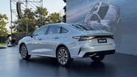 Fulwin A8 menggunakan transmisi DHT super-hybrid CVT yang punya efisiensi tinggi. Sementara mode berkendaranya ada empat: pure electric, series hybrid, parallel hybrid, dan direct engine drive. Semuanya bekerja otomatis menyesuaikan kondisi jalan, demi performa dan efisiensi yang optimal. Foto: Doc. Carnewschina
