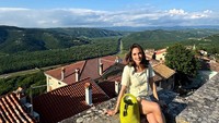 Cinta Laura lanjut menikmati keindahan Motovun, kota tua di atas bukit yang punya pemandangan estetik.