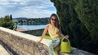 Posenya berlatar laut cantik kebanggaan wilayah kota pinggir laut Rovinj.