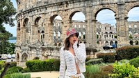 Saat berkunjung ke Kota Pula, Cinta pun menikmati peninggalan Romawi di sana.