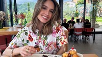 Tak lengkap rasanya liburan tak kulineran. Cinta pun bercerita jika dia ikut hunting jamur truffle saat di Motovun. 