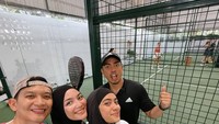 Saat liburan di Bali, mereka juga bertemu dengan pasangan selebriti Ayudia dan Ditto.