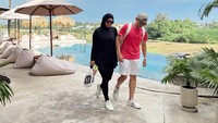 Ada yang tahu nggak nih mereka berfoto di mana? Bisa nih jadi referensi untuk menginap atau bersanyai.