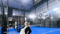 Citra mengatakan bahwa dia sedang senang berolahraga padel. Di Bali pun mereka mencari-cari lapangan kosong untuk bermain.