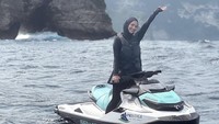 Gaya Citra Kirana bermain jetski di laut Bali.