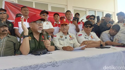 Ketum FKPTT Eurico Guterres (pegang mic) saat konferensi pers di Kupang, Sabtu (7/6/2025).