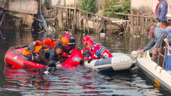 Evakuasi pria tenggelam di Kali Cakung, Jakut