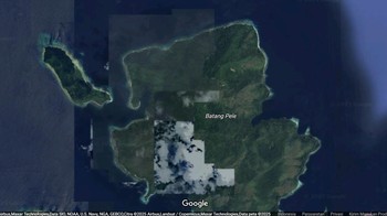 Kalau ini adalah foto satelit Google Maps di Pulau Batang Pele, Raja Ampat. Menurut KLH/BPLH, PT Mulia Raymond Perkasa (MRP) yang beroperasi di sini tidak memiliki dokumen lingkungan dan PPKH. Sayang foto pulaunya ada yang tertutup awan, jadi kurang jelas kerusakannya. Foto: Google Maps