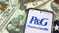 Procter & Gamble (P&G) akan melakukan pemutusan hubungan kerja (PHK) terhadap sekitar 7.000 karyawan non-manufaktur, atau sekitar 15% dari divisi tersebut. Langkah ini menjadi bagian dari program restrukturisasi yang dijalankan selama dua tahun ke depan. (SOPA Images/LightRocket via Getty)