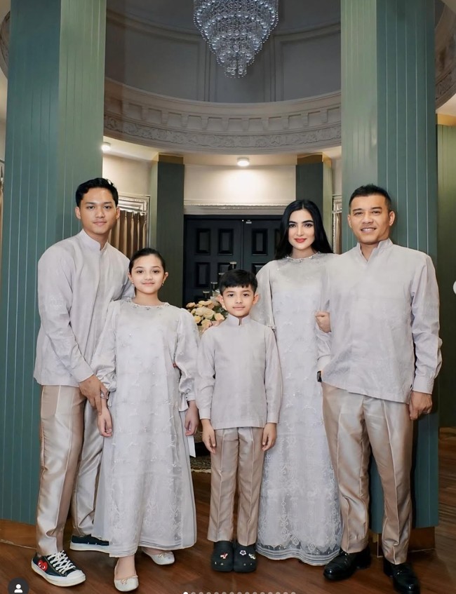 Ashanty bersama keluarga tampil kompak rayakan Idul Adha 2025. Ia dan keluarga memilih busana bernuansa abu-abu dan coklat. Ashanty dan Arsy tampil ‘kembar’ kenakan dress panjang. Sementara Anang dan kedua anak laki-lakinya kenakan atasan abu-abu dipadukan celana panjang coklat. Foto: Instagram