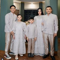 Ashanty bersama keluarga tampil kompak rayakan Idul Adha 2025. Ia dan keluarga memilih busana bernuansa abu-abu dan coklat. Ashanty dan Arsy tampil ‘kembar’ kenakan dress panjang. Sementara Anang dan kedua anak laki-lakinya kenakan atasan abu-abu dipadukan celana panjang coklat. Foto: Instagram