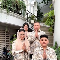 Krisdayanti juga memilih tampil kompak kenakan busana seragam dengan keluarga saat merayakan Idul Adha 2025. Bernuansa nude, Krisdayanti kenakan gamis brokat motif floral lengan panjang. Penampilannya dipadukan dengan kerudung polos yang memberikan kesan kalem dan santun. Foto: Instagram