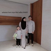 Citra Kirana bersama suaminya, Rezky Aditya, dan putra semata wayang mereka juga memilih tampil dengan busana seragam warna abu muda. Busana seragam yang dikenakan Citra dan keluarganya itu memiliki detail motif floral geometris. Foto: Instagram