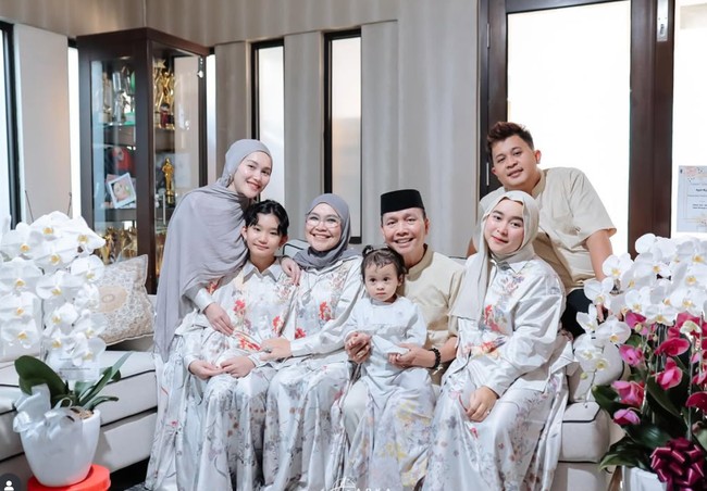 Tak ketinggalan Ayu Ting Ting tampil kompak bersama keluarga besarnya. Ia dan keluarga memilih busana warna abu-abu motif floral. Ayu sendiri melengkapi penampilannya dengan hijab warna senada. Foto: Instagram