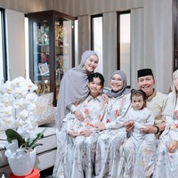 Tak ketinggalan Ayu Ting Ting tampil kompak bersama keluarga besarnya. Ia dan keluarga memilih busana warna abu-abu motif floral. Ayu sendiri melengkapi penampilannya dengan hijab warna senada. Foto: Instagram