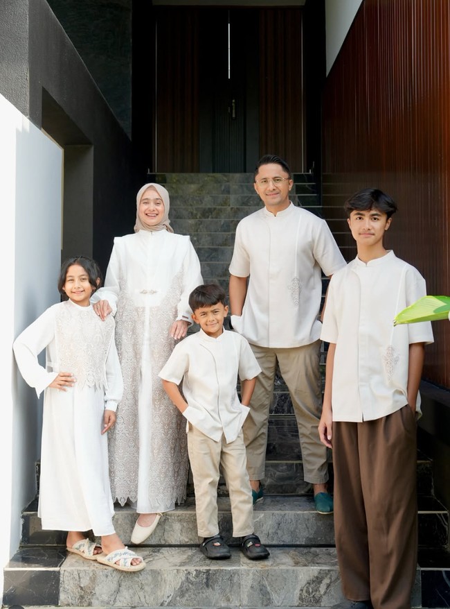 Sonya Fatmala dan suaminya, Hengky Kurniawan tampil serasi dalam balutan busana berwarna putih dan coklat muda. Gamis putih bersiluet longgar yang dikenakan Sonya dipadukan dengan outer layer. Sementara sang suami kenakan kemeja kerah tinggi dan celana panjang. Foto: Instagram