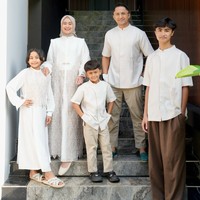 Sonya Fatmala dan suaminya, Hengky Kurniawan tampil serasi dalam balutan busana berwarna putih dan coklat muda. Gamis putih bersiluet longgar yang dikenakan Sonya dipadukan dengan outer layer. Sementara sang suami kenakan kemeja kerah tinggi dan celana panjang. Foto: Instagram