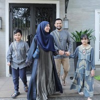 Shireen Sungkar bersama keluarga memilih busana seragam dengan dominasi warna biru, abu-abu, dan coklat. Gamis yang dikenakan Shireen tampak elegan dengan aksen pleats di bagian tengah. Penampilannya itu dipadukan dengan hijab syar’i senada. Foto: Instagram