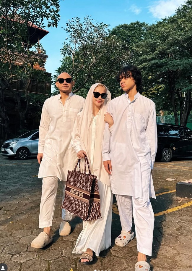 BCL dan keluarga tampil simpel dan sederhana saat merayakan Idul Adha 2025. Ia bersama suami dan putranya, Noah, kenakan busana serba putih. Melengkapi penampilannya BCL juga menutupi kepalanya dengan kerudung warna krem. Foto: Instagram