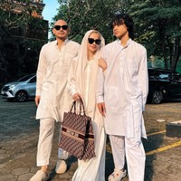 BCL dan keluarga tampil simpel dan sederhana saat merayakan Idul Adha 2025. Ia bersama suami dan putranya, Noah, kenakan busana serba putih. Melengkapi penampilannya BCL juga menutupi kepalanya dengan kerudung warna krem. Foto: Instagram