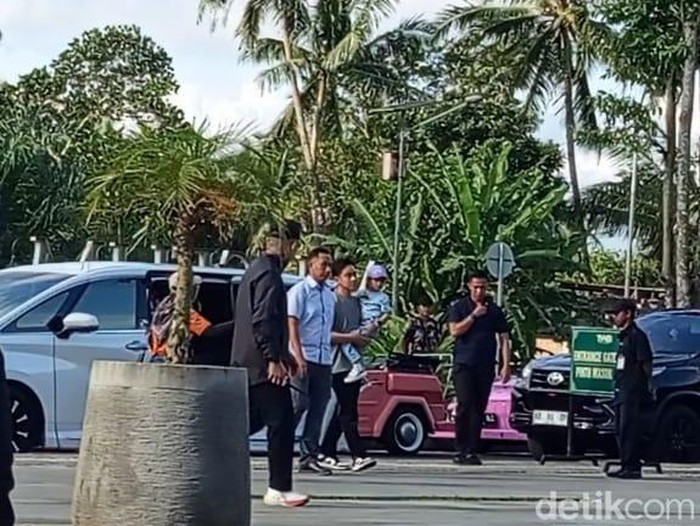 Momen Wakil Presiden Gibran Rakabuming Raka dan keluarganya berwisata ke kawasan Borobudur, Magelang, Sabtu (7/6/2025).