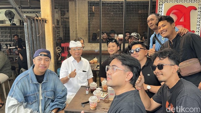 Gubernur Bali Wayan Koster sedang mengunjungi salah satu kedai kopi di Denpasar merayakan Tumpek Kluruk bersama anak muda, Sabtu (7/6/2025).