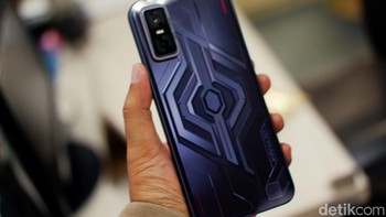 Ini adalah Infinix GT 30 Pro versi Drak Flare. Desain premium yang menonjolkan estetika gaming dipadukan efek pencahayaan dinamis GT DynaVue menggunakan teknologi elektrokromik memberikan tampilan unik dengan lampu RGB yang dapat disesuaikan.Foto: Adi Fida Rahman/detikINET