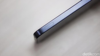 Salah satu daya tarik utama adalah tombol pemicu (trigger) L1 dan R1 yang dirancang untuk meningkatkan pengalaman gaming, mirip seperti pada konsol. Tombol ini juga dapat digunakan sebagai pintasan aplikasi. Foto: Adi Fida Rahman/detikINET