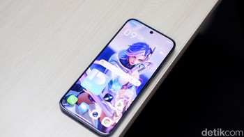 HP ini mengusung layar AMOLED datar berukuran 6,78 inci dengan resolusi 1,5K (1224 x 2720 piksel). Layar ini mendukung refresh rate 144 Hz, touch sampling rate 2160 Hz, kecerahan puncak hingga 4500 nits, serta fitur HDR 10+ dan Gorilla Glass 7i untuk ketahanan ekstra. Layar ini menjanjikan visual yang mulus dan tajam, ideal untuk gaming dan menonton konten multimedia. Foto: Adi Fida Rahman/detikINET