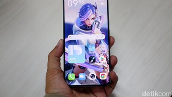 Ditenagai chipset MediaTek Dimensity 8350 Ultimate (4nm) dengan kecepatan hingga 3,35 GHz, ponsel ini menawarkan performa kencang dengan skor AnTuTu diperkirakan mencapai 1,4 juta. Chipset ini dipadukan dengan RAM LPDDR5x hingga 12 GB (dengan opsi extended RAM) dan penyimpanan UFS 3.1 hingga 512 GB, memastikan multitasking dan penyimpanan data yang cepat dan lancar.Foto: Adi Fida Rahman/detikINET