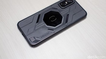 Dalam paket tambahan terdapat Mag Case. Foto: Adi Fida Rahman/detikINET