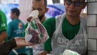 Daging kurban dibagikan kepada masyarakat yang membutuhkan, khususnya warga di sekitar masjid dan sejumlah titik distribusi di Jakarta. Proses pemotongan dan distribusi dilakukan secara tertib dan higienis.