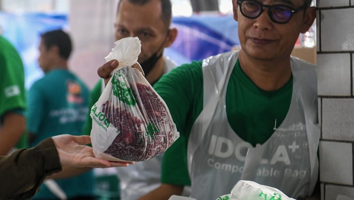 Istiqlal Potong 136 Hewan Kurban, Termasuk Sapi Prabowo Sejumlah petugas menyembelih hewan kurban milik Presiden Prabowo Subianto di Masjid Istiqlal, Jakarta, Sabtu (7/6/2025). Pada hari raya Idul Adha 1446 H/2025, panitia kurban Masjid Istiqlal memotong hewan kurban sebanyak 55 ekor sapi dan 81 ekor kambing. ANTARA FOTO/Muhammad Adimaja/rwa.