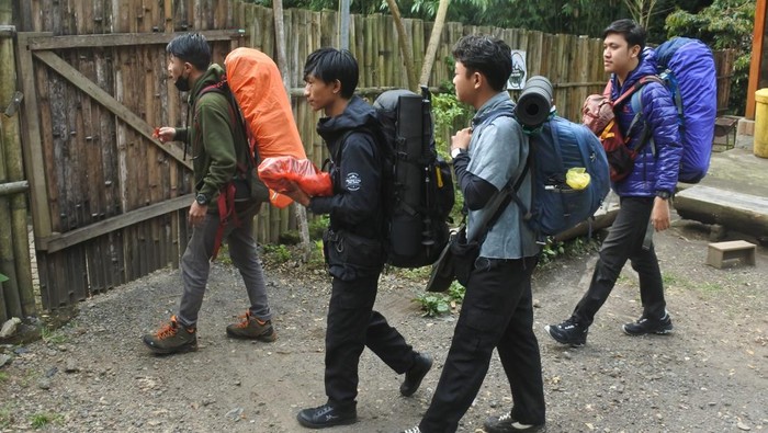 Sejumlah pendaki keluar dari pos awal pendakian (Basecamp) Gunung Raung di Desa Sumberwringin, Bondowoso, Jawa Timur, Sabtu (7/6/2025). Jalur pendakian Gunung Raung lewat Sumberwringin ditutup hingga batas waktu yang belum ditentukan pascaerupsi pada Kamis (5/6) sehingga puluhan pendaki yang belum sempat naik Gunung Raung diminta pulang oleh pihak pengelola basecamp. ANTARA FOTO/Seno/nym.
