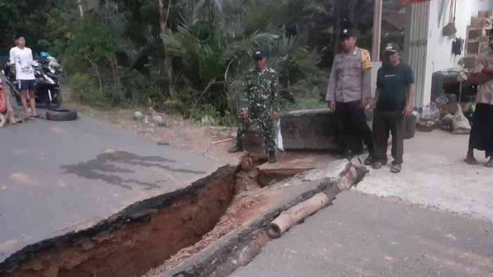 Jalur Utama Kampak-Munjungan, Trenggalek Ambles