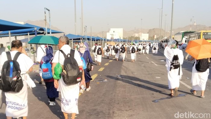 Jemaah haji dari berbagai negara, termasuk Indonesia, memutuskan berjalan kaki dari Muzdalifah ke Mina yang berjarak sekitar 4 Km (Haris Fadhil/detikcom)
