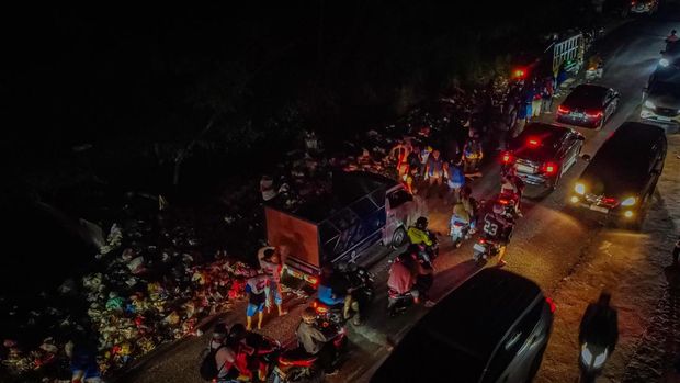 Kader dan simpatisan Partai Demokrat ikut turun tangani sampah di Pekanbaru. (Dok Istimewa)