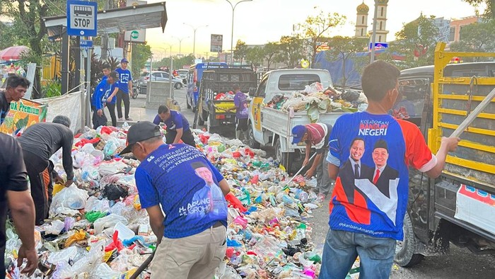 Kader dan simpatisan Partai Demokrat turun tangani sampah di Pekanbaru. (Dok Istimewa)