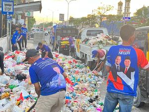 Agung Nugroho Instruksikan Kader Demokrat Turun Angkut Sampah di Pekanbaru