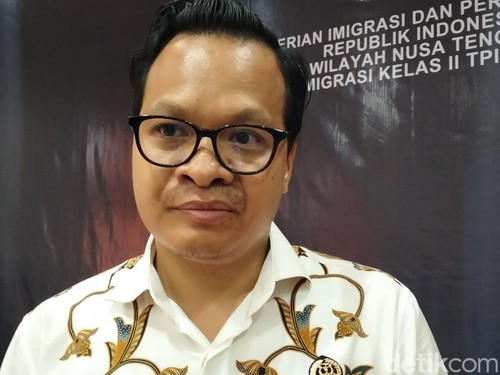 Kepala Kantor Imigrasi Kelas II TPI Labuan Bajo Charles Christian Mathaus. (Ambrosius Ardin)