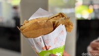 Gerai Bee Crepes jadi andalan untuk menu dessert. Kamu bisa cicip varian Banana Choco Cheese seharga Rp 28.000. Foto: detikcom/Riska Fitria