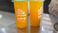 Jika ingin minuman yang menyegarkan bisa es jeruk murni seharga Rp 20.000 dari tenant Es Teh Tong Tji. Es jeruknya cenderung manis dan masih ada bulir-bulir jeruk aslinya. Foto: detikcom/Riska Fitria