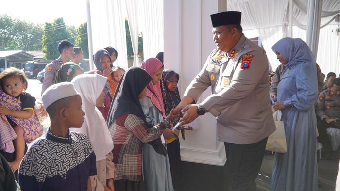 Kapolres Pasuruan Membagikan Daging Kurban