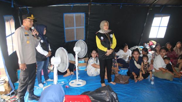 Kapolsek Metro Tamansari, AKBP Riyanto, mengunjungi korban kebakaran di Krukut, Jakbar dan menyalurkan bantuan.