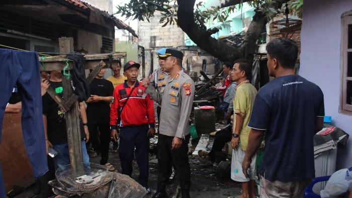 Kapolsek Metro Tamansari, AKBP Riyanto, mengunjungi korban kebakaran di Krukut, Jakbar dan menyalurkan bantuan.